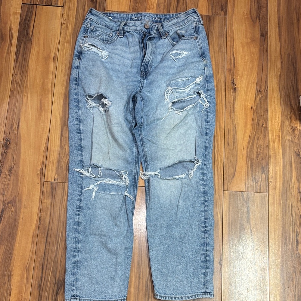 American Eagle Outfitters Light Blue Distressed Women’s Mom Jean